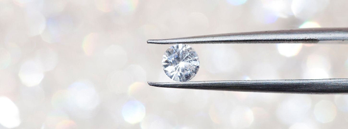 How to tell the Difference between a Diamond and a Cubic Zirconia